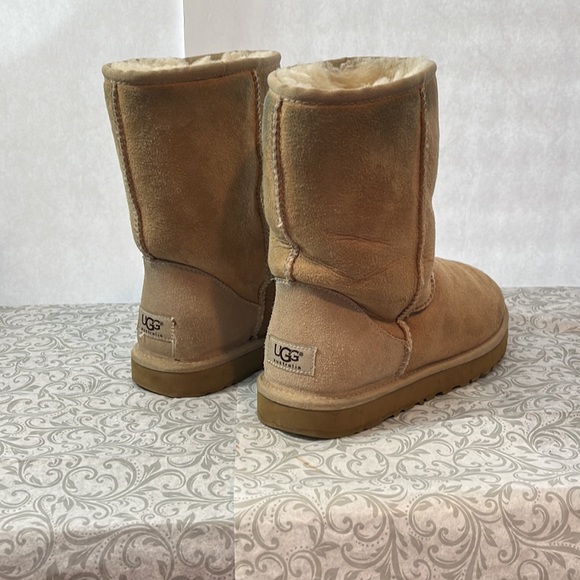Ugg size 8 in good preowned condition - Picture 2 of 12